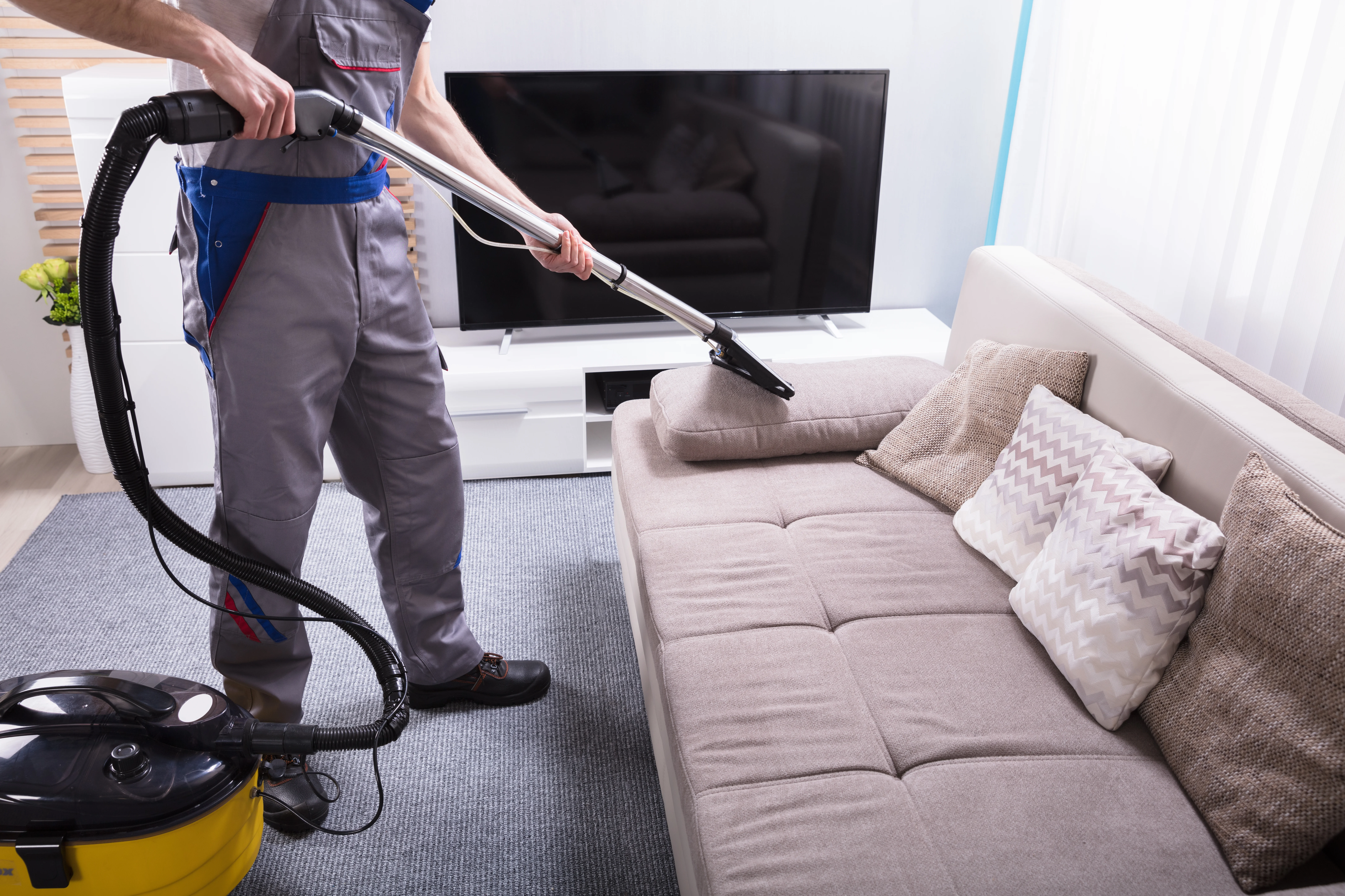 como-limpar-sofa-em-casa-usando-a-extratora