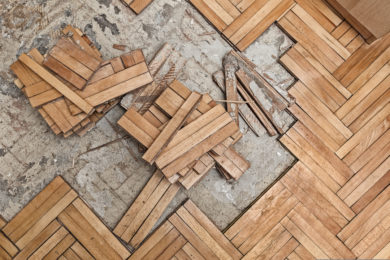 Piso de taco de madeira danificado precisando de restauração de pisos